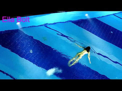❤️ मी पाहणे थांबवू शकत नाही, तरुण गोरा ELLA BOLT रिसॉर्ट पूलमध्ये नग्न पोहताना पकडला गेला ️❌ mr.xxxner.ru वर